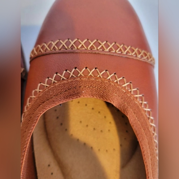 New Clarks Women's colecion Brown Leather Flats - Picture 8 of 8